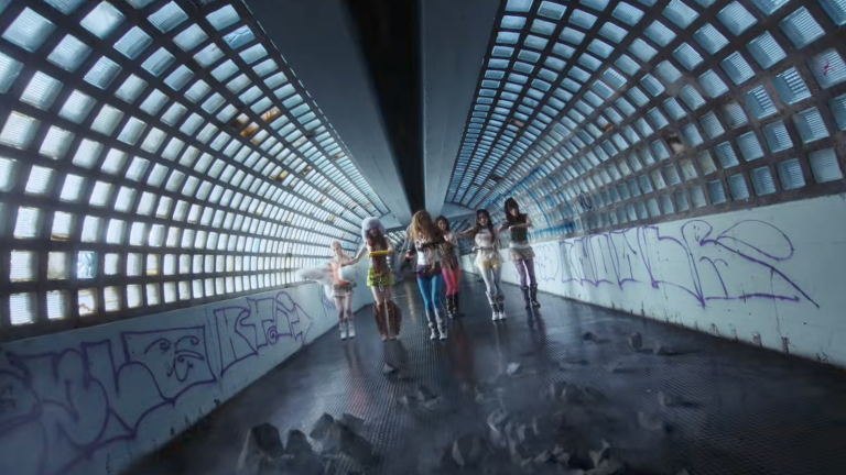 Melara v videospotu K-pop zvezdnic IVE