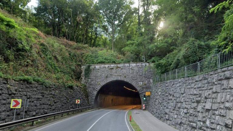 Delna zapora ceste pri predoru Panovec