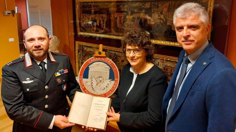Karabinjerji tržaški knjižnici vrnili dragoceno antikvarno knjigo