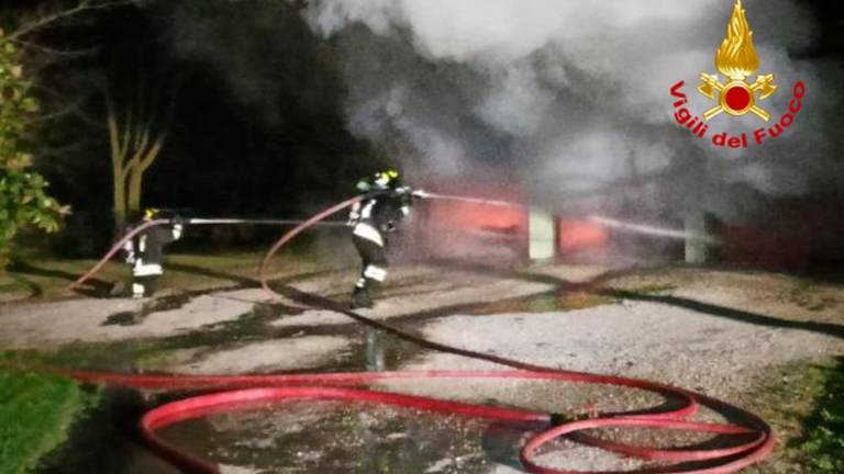 V garaži zagorela avtomobila