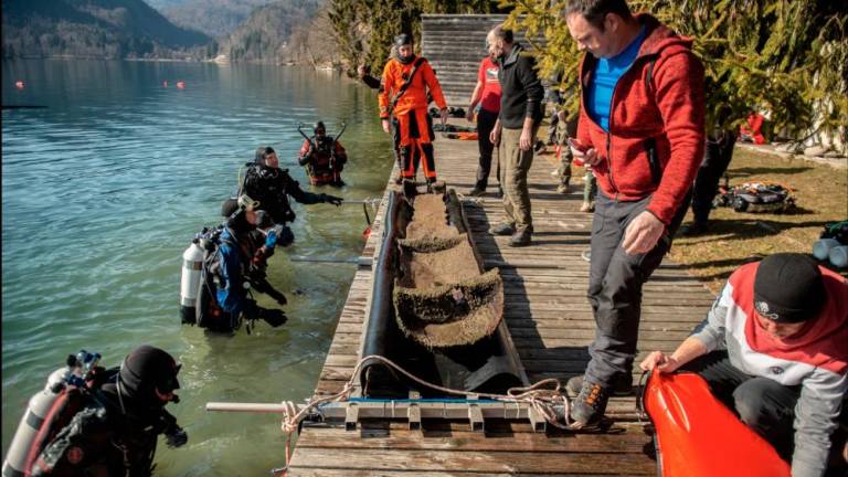 Z dna Blejskega jezera dvignili 1200 let star deblak