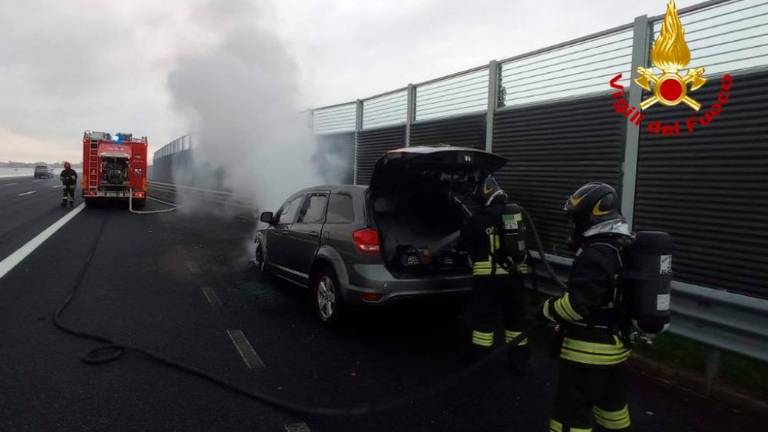 Na avtocesti A4 zagorel avtomobil