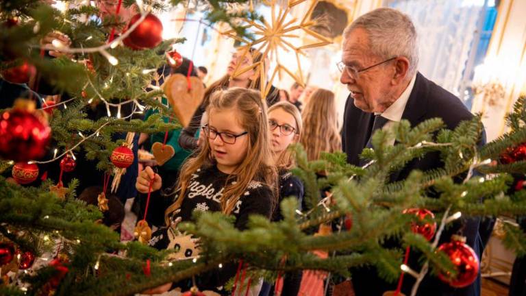 Učenci iz Šmihela okrasili predsednikovo božično drevo in zapeli v več jezikih