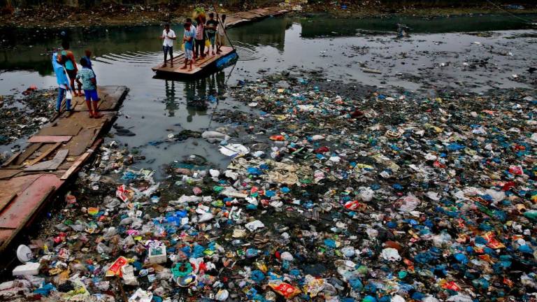 Plastični odpadki tudi 11 kilometrov globoko v oceanu
