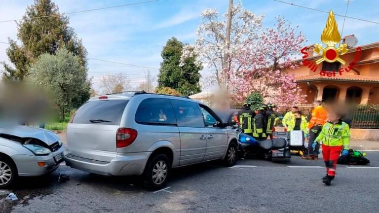 V nesrečo pri Ločniku vpleteni trije avtomobili in motorist