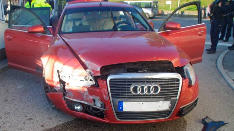 V audiju 25-letnik brez vozniške prevažal deset migrantov