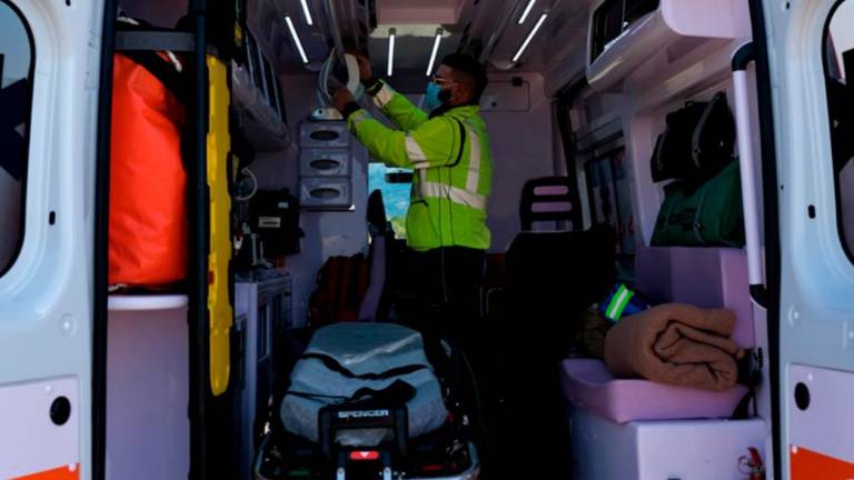 Dve osebi poškodovani v trčenju treh avtomobilov