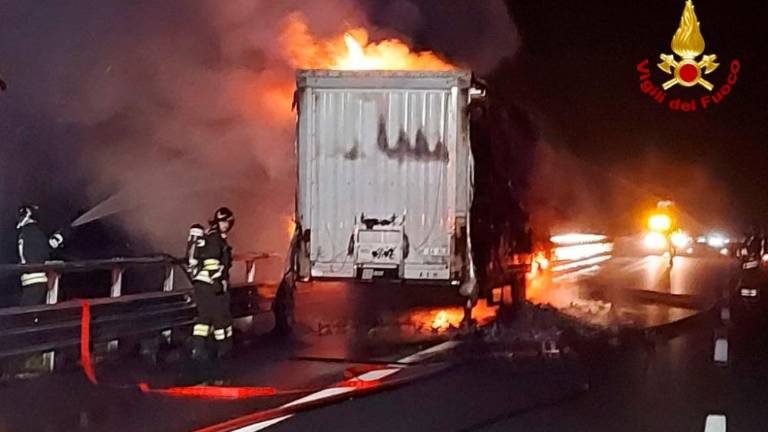 Na avtocesti zgorel tovornjak s priklopnikom