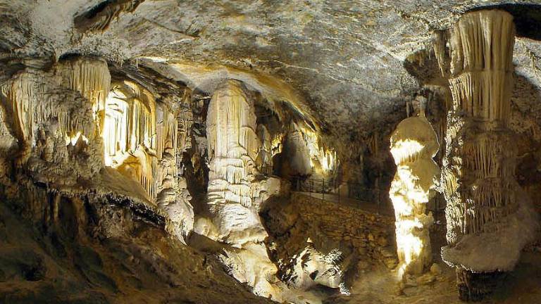 V Postojnski jami okradli turistko