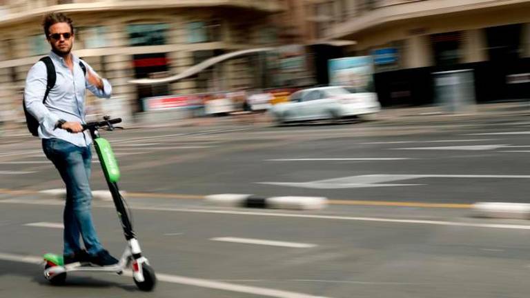 Traktor trčil v skiro