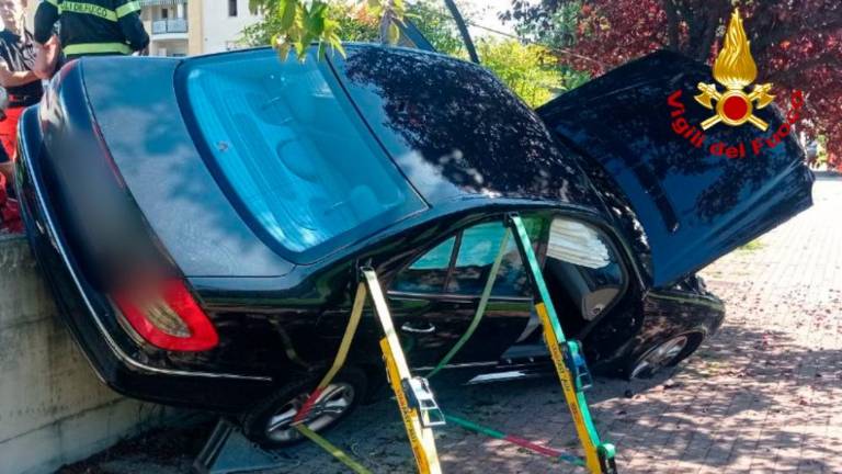 Z avtomobilom zletela z meter in pol visokega parkirišča