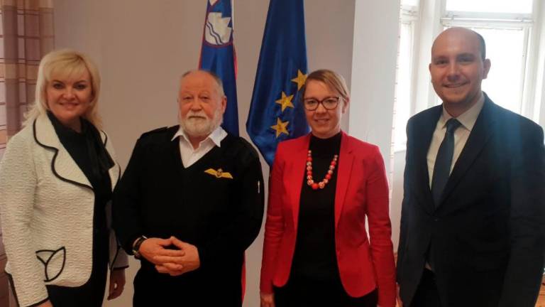 Česnik predal posle novi ministrici