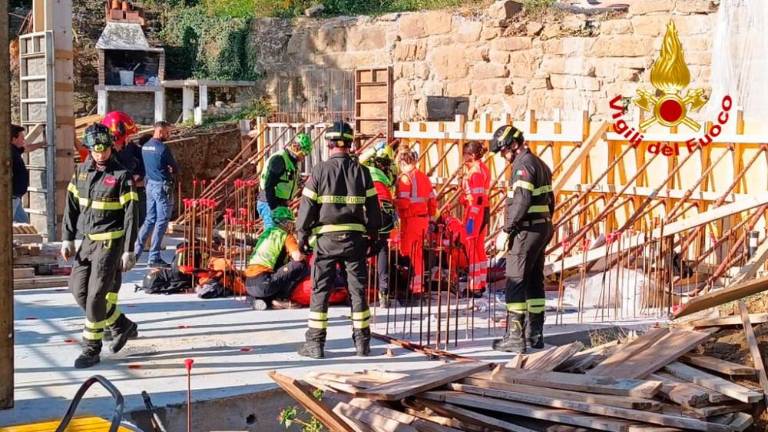 Pod Obalno cesto se je hudo poškodoval 20-letni delavec (video)