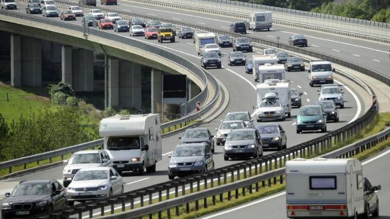 Desno kljub rdeči luči na semaforju