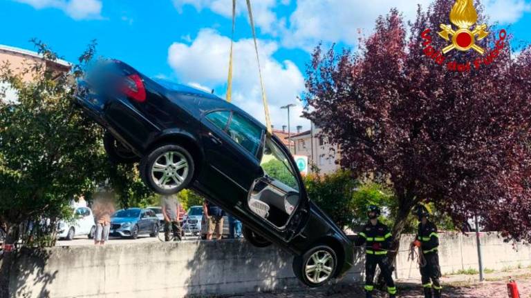 Z avtomobilom zletela z meter in pol visokega parkirišča