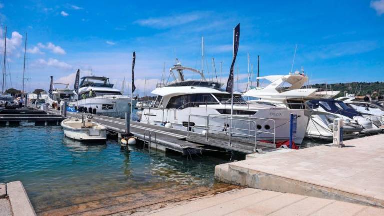 V portoroški marini avto padel v morje