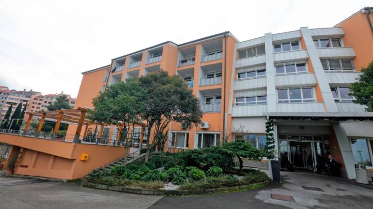 Zagorelo v sobi doma upokojencev