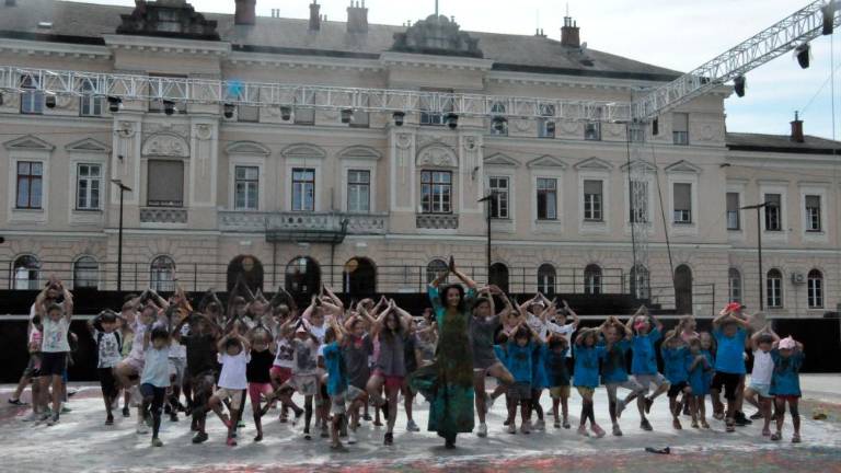 Vitruvijska ženska nagovarja k miru in sožitju (foto)