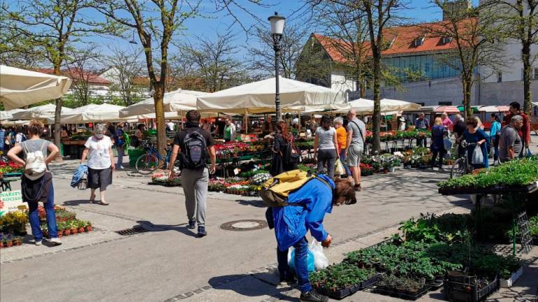 Slovenija šele sprošča ukrepe, a Ljubljančani se težko odpovejo tržnici