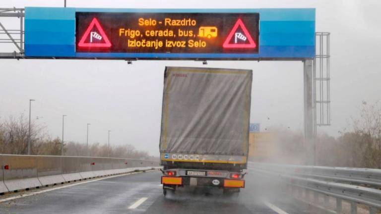 Na Primorskem omejitve v prometu zaradi burje, do konca tedna sneg
