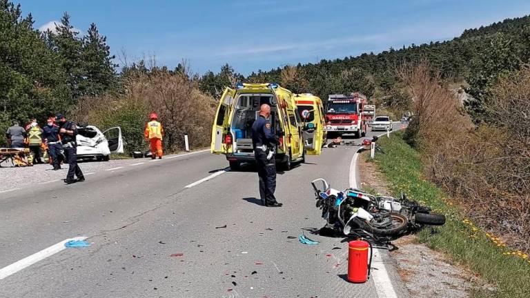 Med Divačo in Senožečami umrl 52-letni motorist