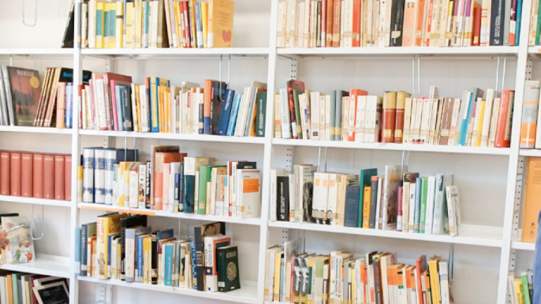 Kdo hoče staro knjigo?