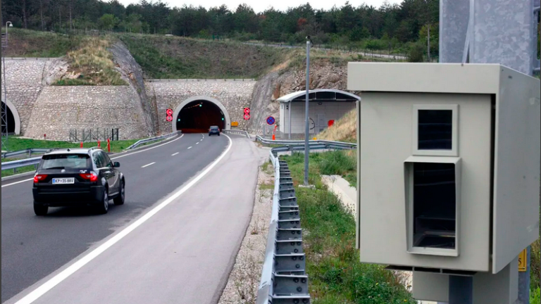 Omejitev hitrosti presegli za več kot 50 kilometrov na uro