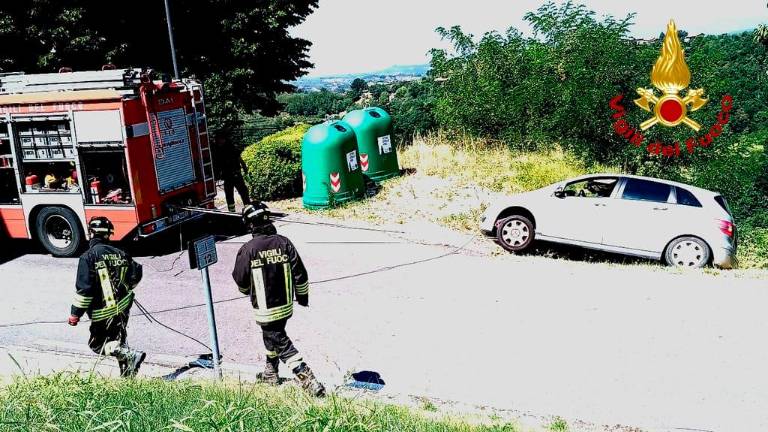 V Števerjanu avtomobil obtičal nad brežino