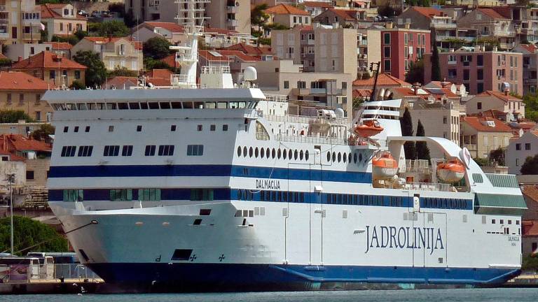 Zaradi okvare na hrvaškem trajektu prekinjena povezava med Dubrovnikom in Barijem