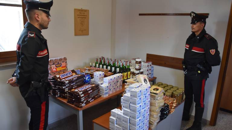 Za večje količine hrane, alkohola in kozmetike nista znala pojasniti izvora