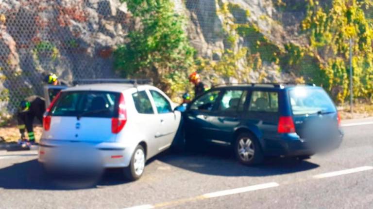 Trije poškodovani v čelnem trčenju na Obalni cesti