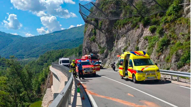 Na Kobariškem motorist čelno trčil v avtomobil
