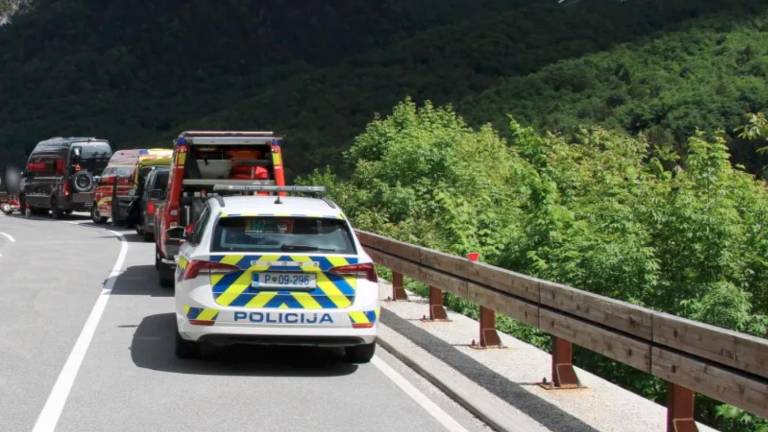 Pri Logu pod Mangartom se je huje poškodoval 22-letni motorist
