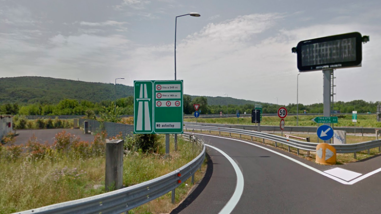 Na avtocestnem uvozu pri Fari polkrožno obrnil in povzročil nesrečo