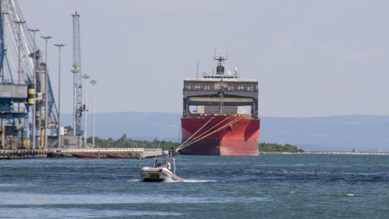 Začetek del za poglobitev vplovnega kanala najbrž aprila