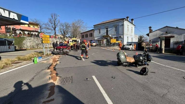 V Komnu z motorjem trčil v avtomobil