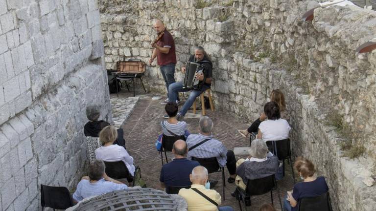 Intimno in razigrano glasbeno doživetje