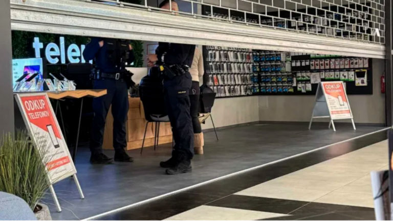 Tatovi odnesli več telefonov in gotovino