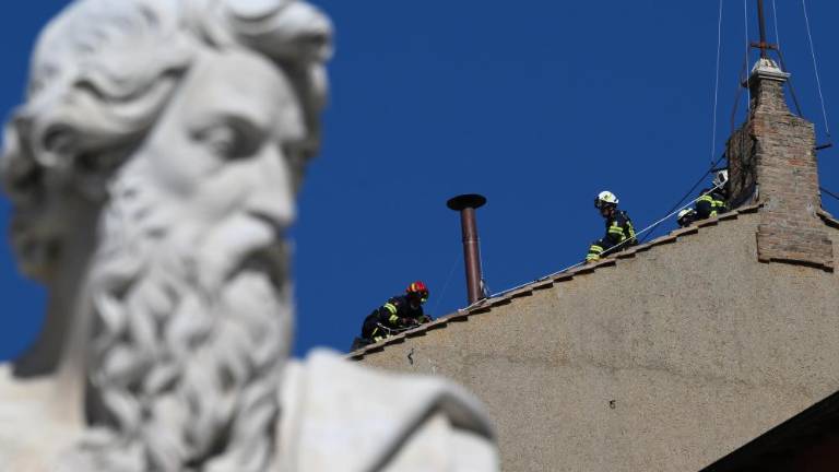 Na vrhu Sikstinske kapele namestili dimnik za konklave