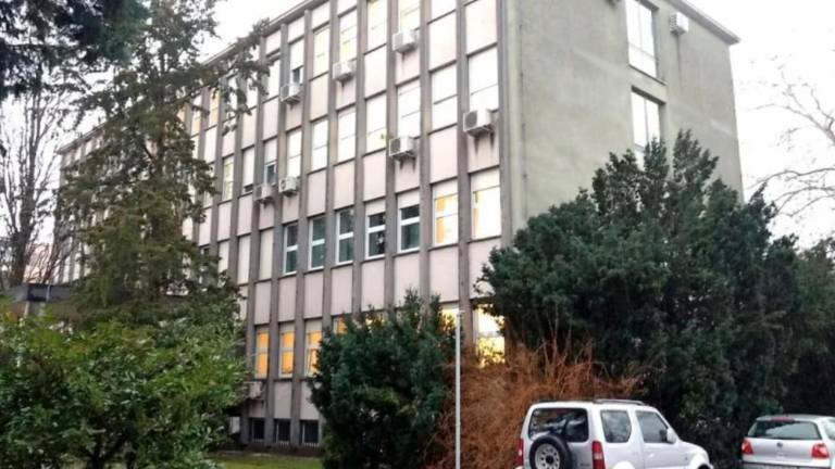 Osumljenec spolnega nasilja pobegnil skozi okno novogoriškega sodišča