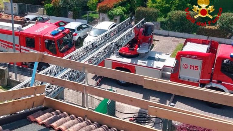 Med izolacijskimi deli zagorela streha dvonadstropne hiše