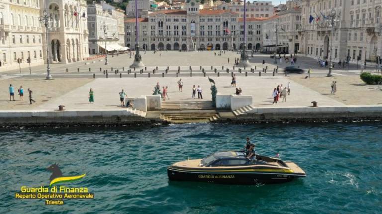 Tržaška finančna policija po novem s hibridno ladjo