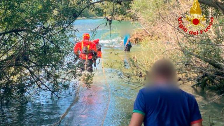 Gasilci rešili psa, ki sta padla v Sočo in ju je odnesel tok (VIDEO)