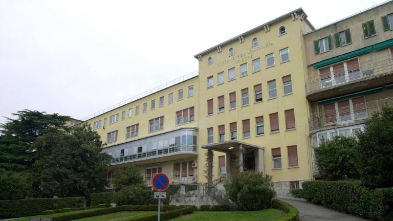 V Burlu pri mali pacientki odkrili mutacijo koronavirusa