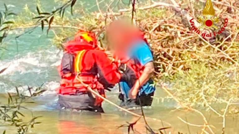 Gasilci rešili psa, ki sta padla v Sočo in ju je odnesel tok (VIDEO)