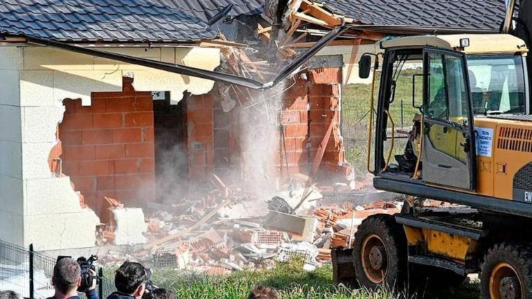 V hrvaški Istri začeli rušiti nezakonite gradnje