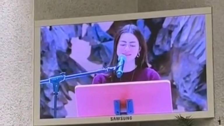 Dijakinja liceja Prešeren prebrala pismo papežu Leonu XIV