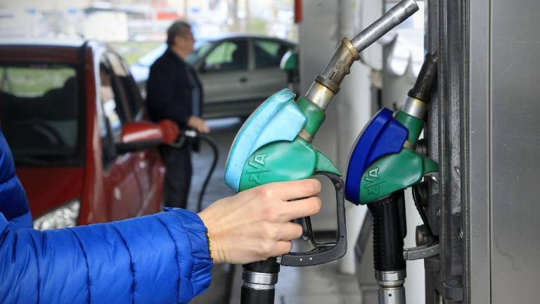 Regulirane cene naftnih derivatov se bodo v Sloveniji s torkom znižale