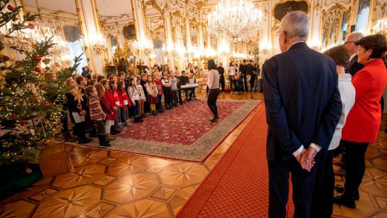 Učenci iz Šmihela okrasili predsednikovo božično drevo in zapeli v več jezikih