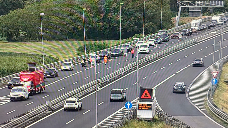 Zaradi močno zgoščenega prometa na avtocesti A4 vozi varnostni avtomobil
